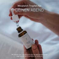 Biogena Gocce di Melatonina: mano che tiene la bottiglia sopra il palmo, favorisce l’addormentamento rapido e regola il ritmo sonno-veglia per un sonno migliore