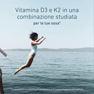 Donna che si tuffa in mare per rappresentare la salute delle ossa con BIOGENA Vitamin D3 & K2, combinazione di vitamine D3 e K2 studiata per il mantenimento di ossa normali.