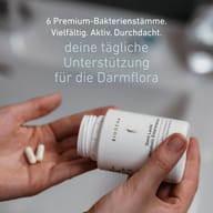 Dłonie wysypują kapsułki z opakowania BIOGENA Omni Lactis Metabolic Enterococcus. Produkt zawiera 6 starannie dobranych szczepów bakterii i zapewnia codzienne wsparcie mikrobiomu jelitowego.