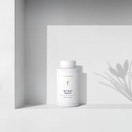 BIOGENA 361° Multi+ Superior w białej butelce, ustawiona na półce, z cieniami roślin w tle. Etykieta zawiera napis "Body, Mind, Mood."
