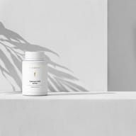 BIOGENA Coenzym Q10 active Nahrungsergänzungsmittel in weißer Dose auf minimalistischem Hintergrund mit Pflanzenschatten. Premiumformel mit Ubiquinol (30 mg).