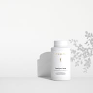 BIOGENA DoloZym forte Nahrungsergänzungsmittel in weißer Dose auf minimalistischem Hintergrund mit Pflanzenschatten. Premiumpräparat mit Enzymen und Bioflavonoiden.