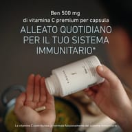 Persona che tiene una capsula Biogena Ester-C, testo descrive supporto quotidiano al sistema immunitario, azione antiossidante e formazione del collagene con vitamina C.