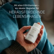 Osoba drží v ruke fľašu BIOGENA Neurosagena® B-Komplex active. Komplex so všetkými 8 vitamínmi skupiny B je prezentovaný ako ideálny spoločník pre náročné životné fázy.