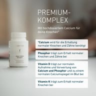 Osoba drží balenie BIOGENA Osteo Calbon Komplex a kapsulu v dlani. Komplex s vápnikom, vitamínom D, K2 a bórom obsahuje dôležité mikroživiny pre kosti.