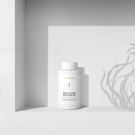 BIOGENA Omega 3 vegan DHA & EPA 450 auf einem minimalistischen weißen Regal mit sanften Schatten von einer Pflanze im Hintergrund.