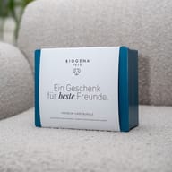 BIOGENA PETS Premium Care Bundle, Kartonbox auf grauem Sofa
