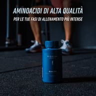 BIOGENA SPORTS BCAA 500, barattolo, donna con bilanciere, palestra, sfondo sfocato