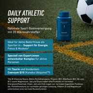Fľaša BIOGENA SPORTS Essentials na futbalovom ihrisku. Text zdôrazňuje každodennú športovú podporu s 20 mikroživinami pre energiu, sústredenie a svaly, vyvinutú odborníkmi s taurínom a bioidentickým koenzýmom Q10.