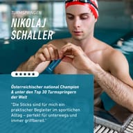 Skokan do vody Nikolaj Schaller pri bazéne otvára BIOGENA SPORTS L-Glutamine Stick. Praktické vrecúška využíva ako každodenného športového spoločníka aj na cestách.