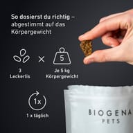 BIOGENA PETS Beutel, Hand mit Snack, Text 3 treats, per 5 kg, 1x day, schwarzer Hintergrund