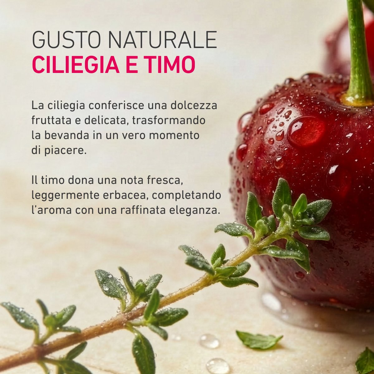 Immagine di ciliegia e timo con testo sul gusto naturale. Una ciliegia ricoperta di gocce d’acqua e timo fresco accompagnano una descrizione della dolcezza fruttata della ciliegia e di una leggera nota erbacea di timo.