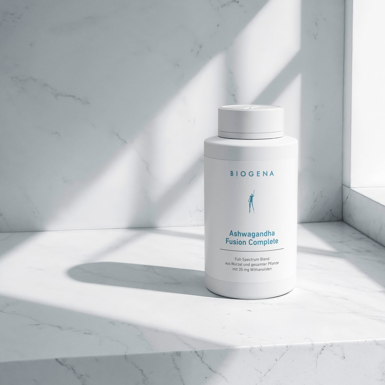 BIOGENA Ashwagandha Fusion Complete Dose, weisse Dose auf Marmor, Fensterschatten