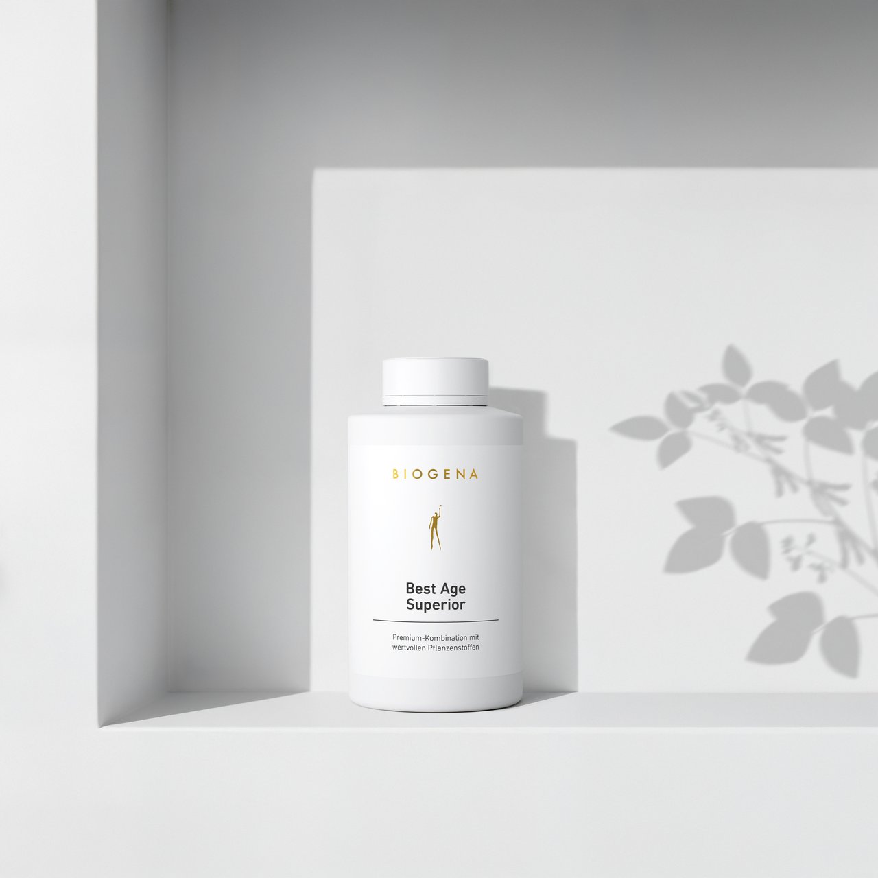 Supliment BIOGENA Best Age Superior într-un flacon alb pe fundal minimalist cu umbre de plante. Formulă premium cu extracte valoroase din plante.