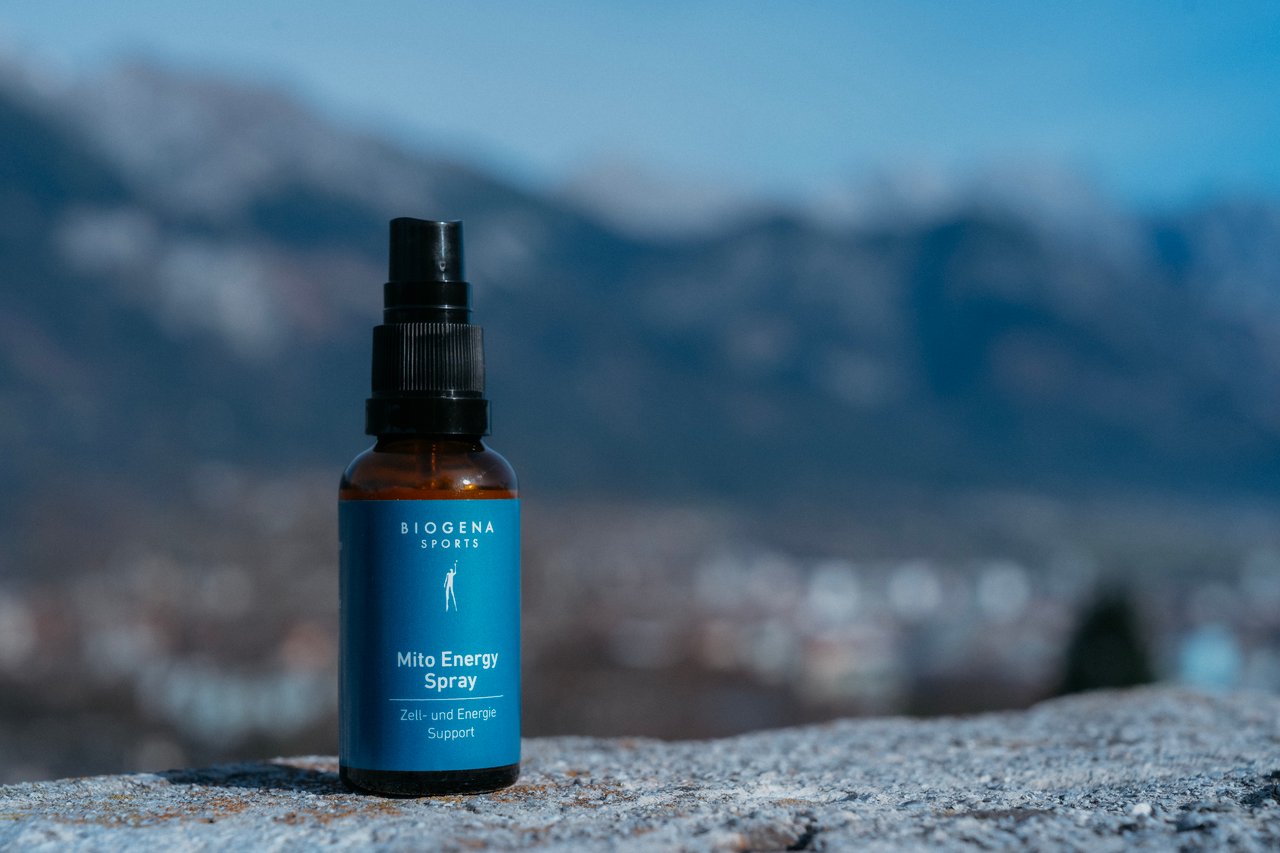 BIOGENA SPORTS Mito Energy Spray flacon spray, pe stâncă, munți neclari, cer