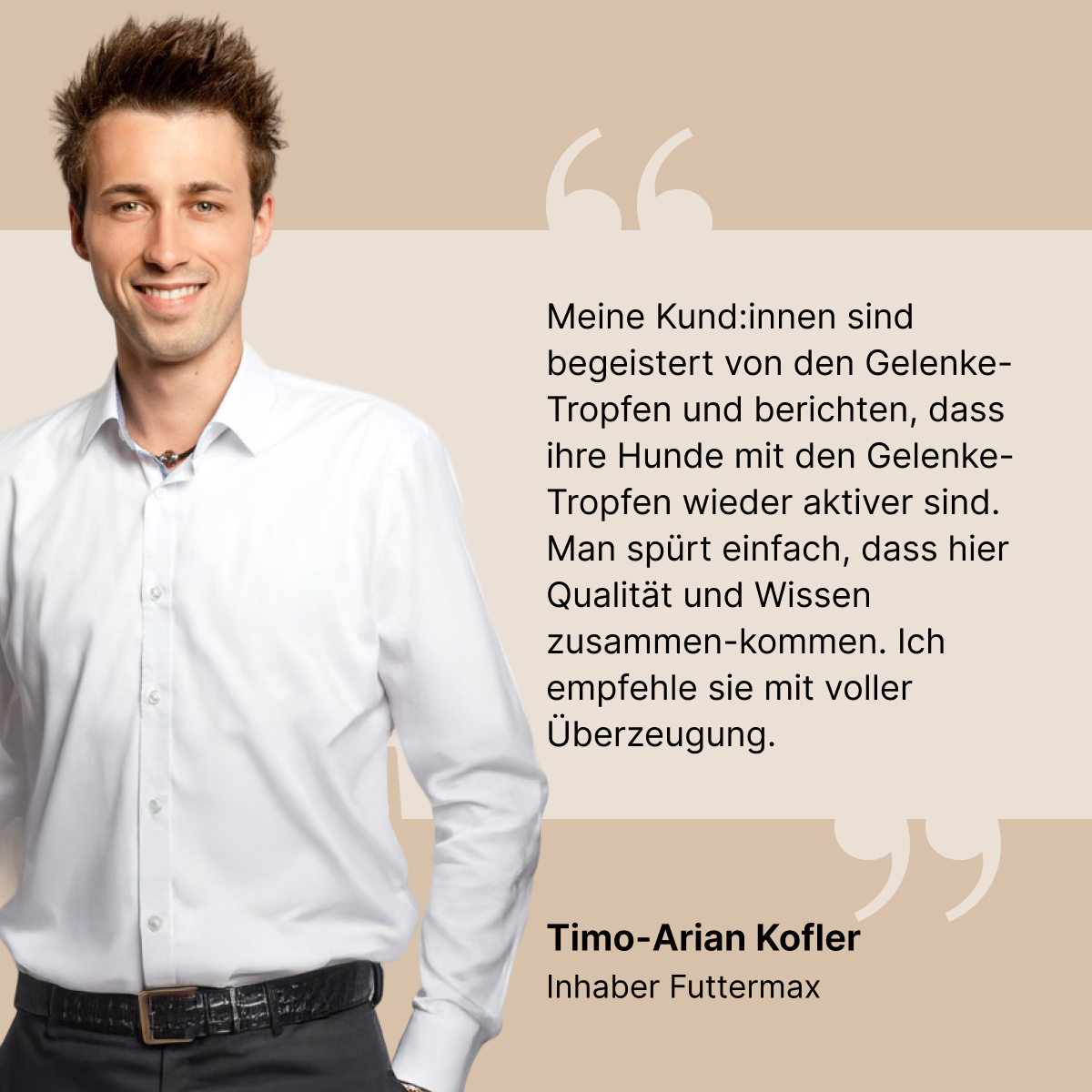 Portrait von Timo-Arian Kofler, Inhaber von Futtermax, in weißem Hemd, lächelnd. Daneben sein Zitat zu den Gelenk-Tropfen von BIOGENA PETS: spürbare Qualität, mehr Aktivität bei Hunden, klare Empfehlung. Beiger Hintergru