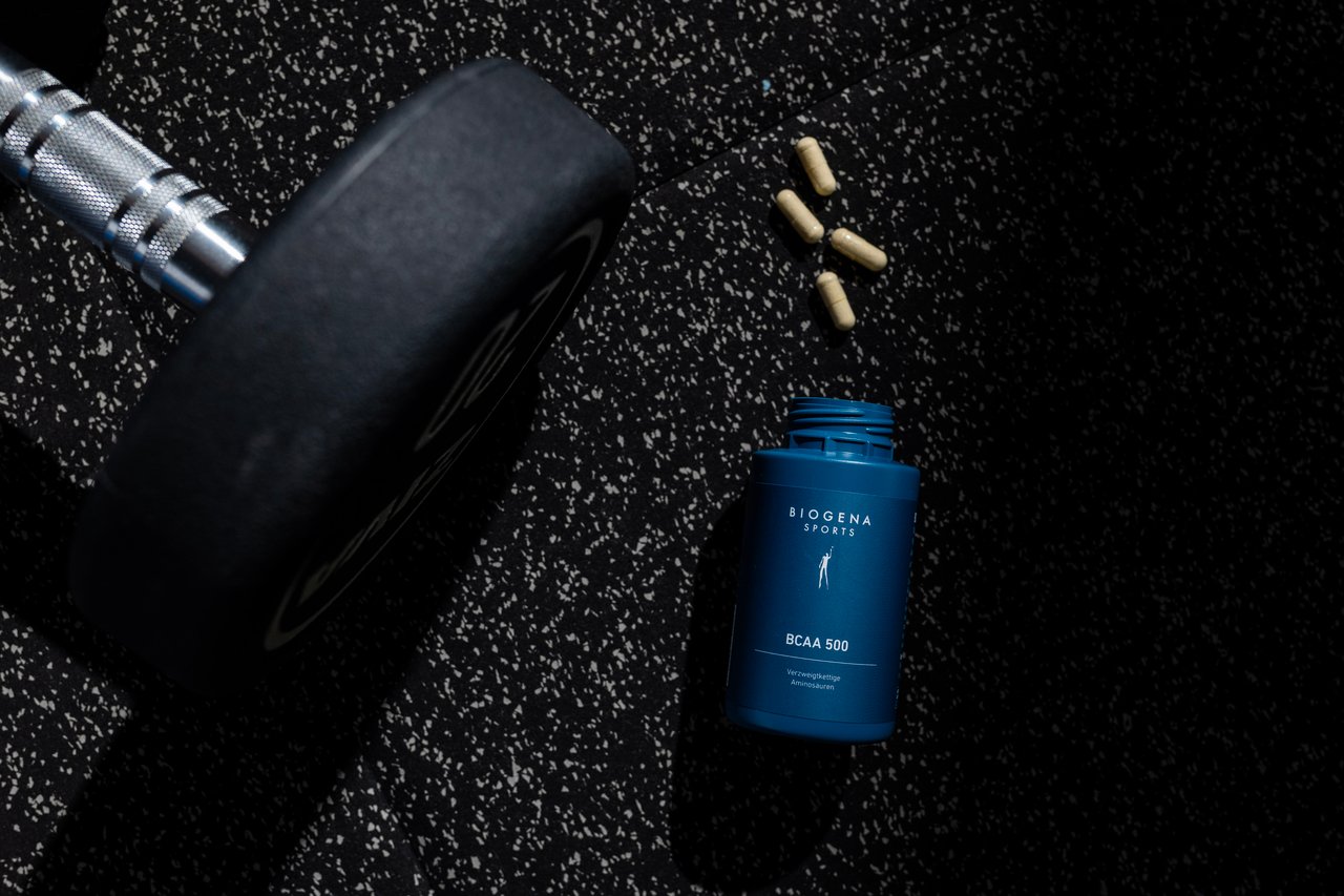 BIOGENA SPORTS BCAA 500 flacon din plastic, femeie genuflexiuni cu haltera, sală