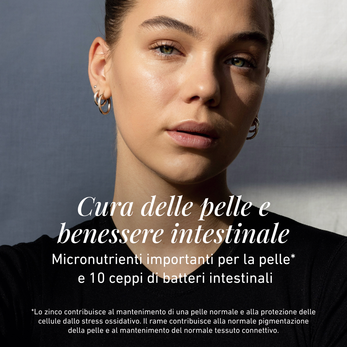 Ritratto di una persona su sfondo scuro. L’immagine evidenzia cura della pelle e microbiota intestinale con micronutrienti rilevanti per la pelle e 10 ceppi di batteri intestinali.