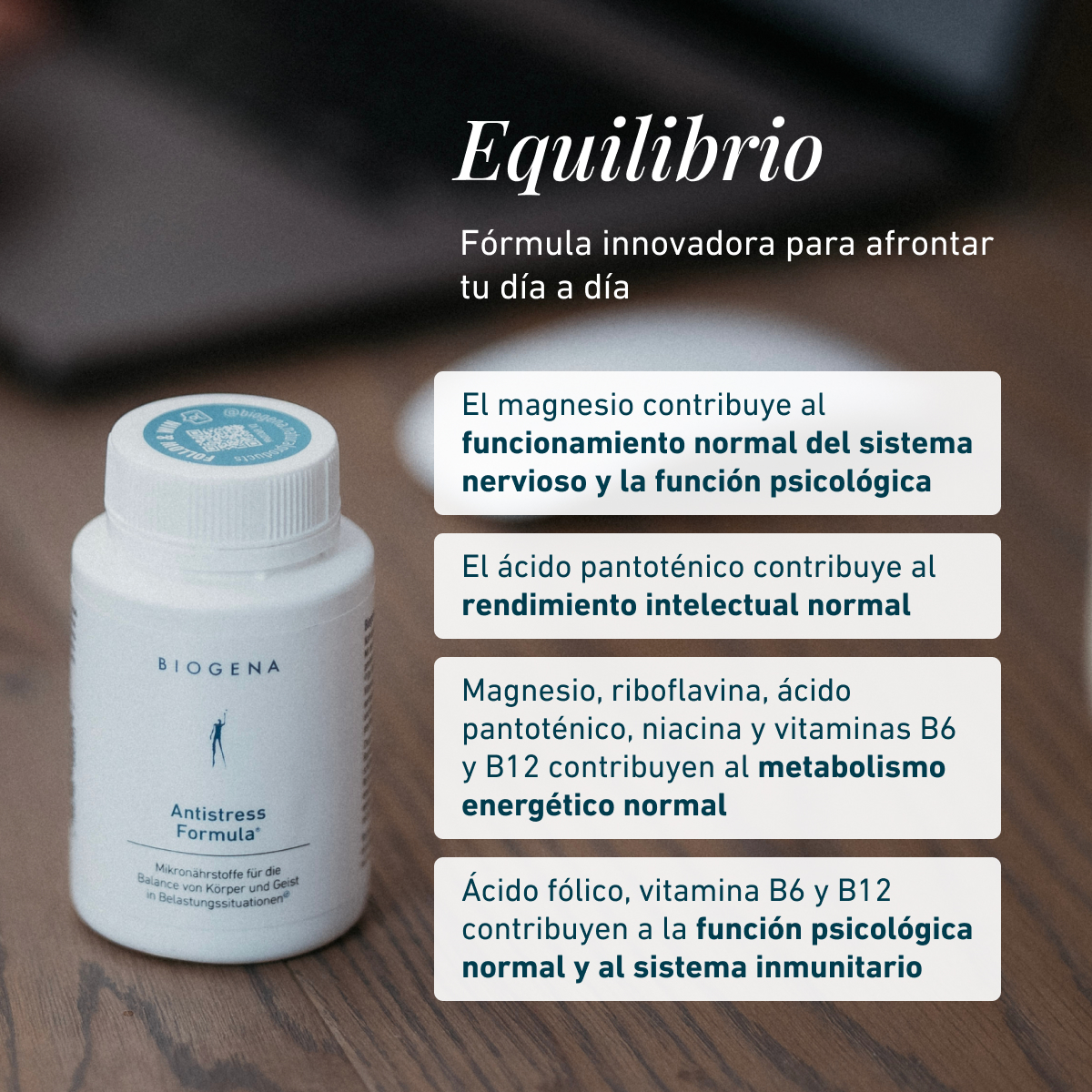 Biała butelka Biogena Antistress Formula® na drewnianym stole, obok otwarta kapsułka, tekst opisujący składniki magnez, kwas pantotenowy, żeń-szeń i witaminy B wspierające nerwy, psychikę i energię.