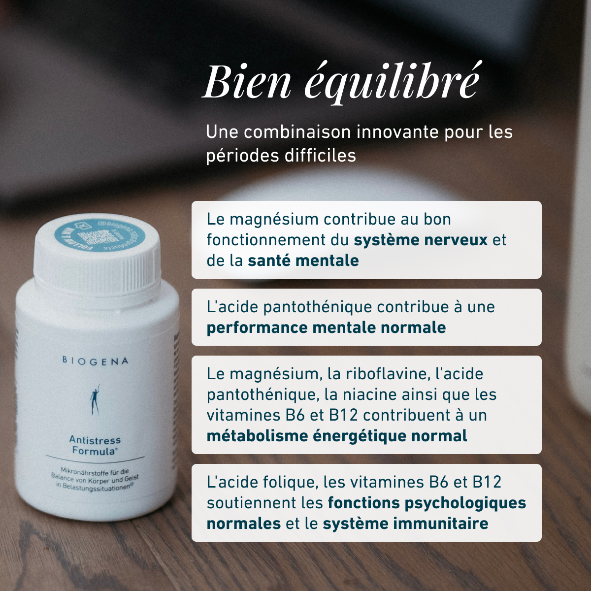Biała butelka Biogena Antistress Formula® na drewnianym stole, obok otwarta kapsułka, tekst opisujący składniki magnez, kwas pantotenowy, żeń-szeń i witaminy B wspierające nerwy, psychikę i energię.