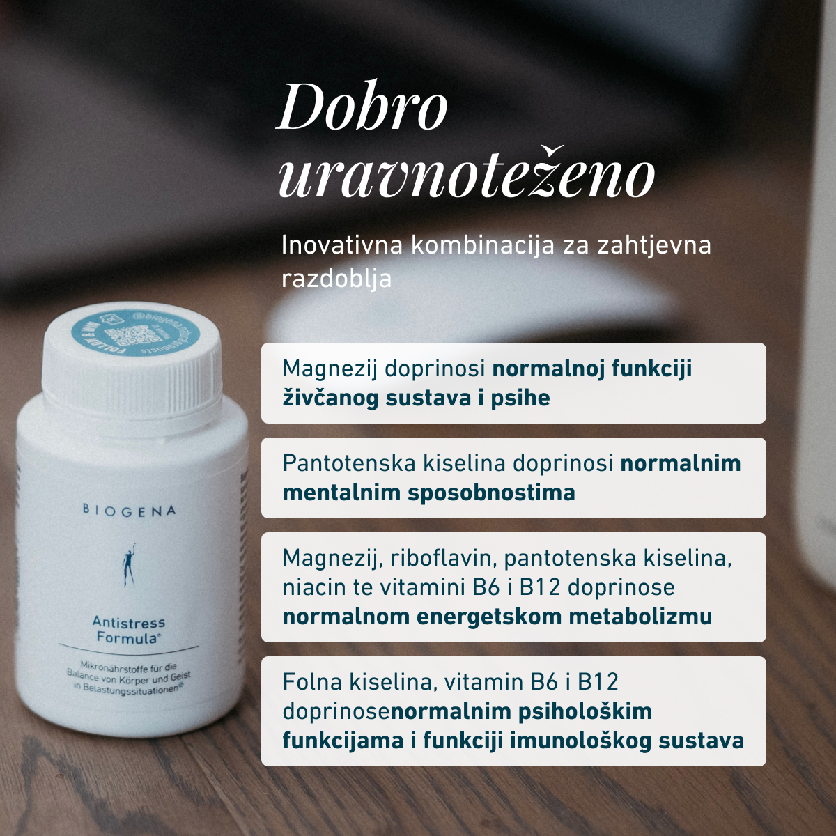 Biała butelka Biogena Antistress Formula® na drewnianym stole, obok otwarta kapsułka, tekst opisujący składniki magnez, kwas pantotenowy, żeń-szeń i witaminy B wspierające nerwy, psychikę i energię.