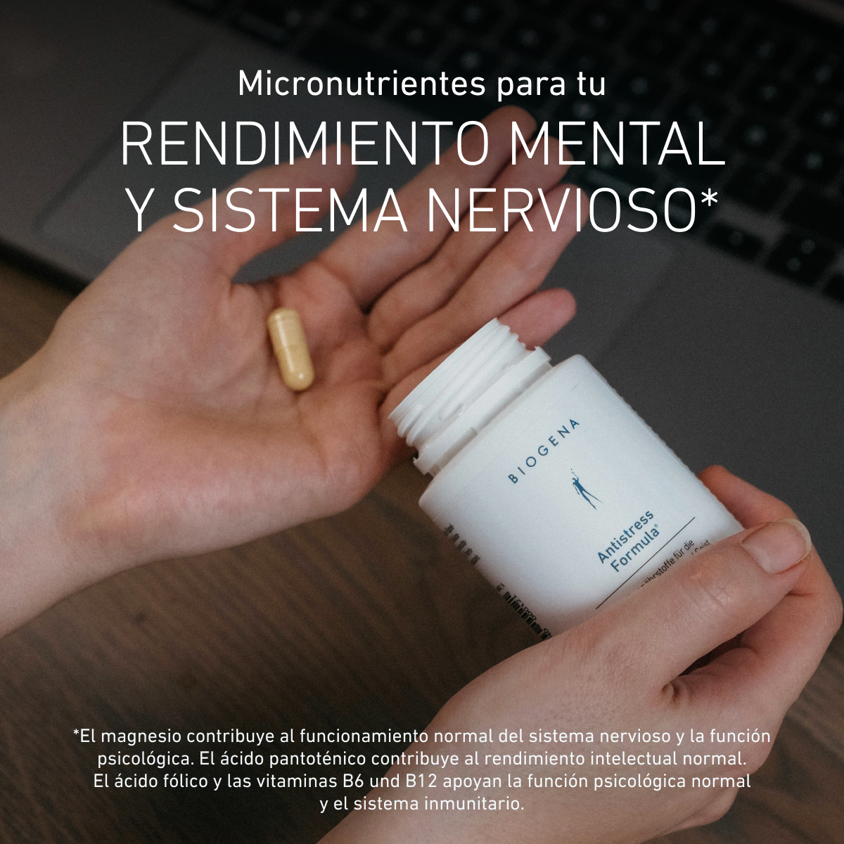 Ręka trzyma otwartą butelkę Biogena Antistress Formula z kapsułką w drugiej ręce, tekst opisujący wsparcie magnezu, kwasu pantotenowego, kwasu foliowego, witaminy B6 i B12 dla nerwów, psychiki, funkcji poznawczych i ukła