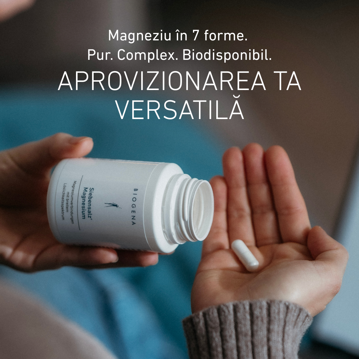 O persoană toarnă o capsulă din flaconul BIOGENA Siebensalz® Magnesium în palmă. Textul evidențiază: magneziu în 7 forme, pur, complex și biodisponibil, pentru un aport versatil de magneziu.