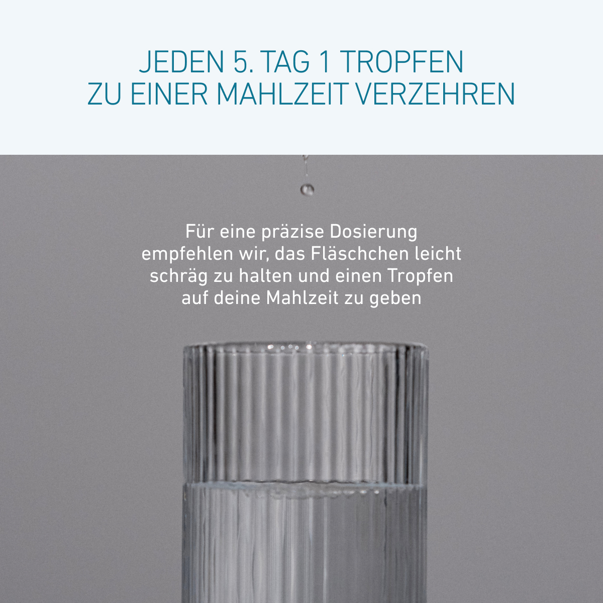 Nahaufnahme eines Wassertropfens über einem geriffelten Glas. Der eingeblendete Text erklärt die Einnahme der BIOGENA Vitamin D₃ & K₂ Tropfen: Alle fünf Tage einen Tropfen zu einer Mahlzeit, idealerweise bei leicht schrä