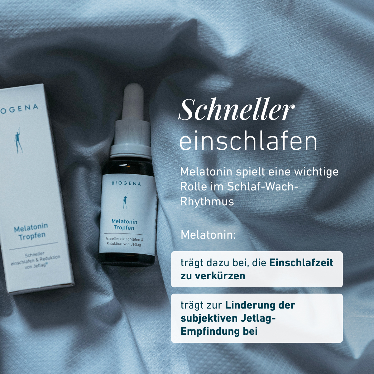  Flacone Biogena Melatonin Tropfen con contagocce accanto alla confezione su tessuto blu, testo indica benefici: riduce il tempo per addormentarsi, allevia la sensazione soggettiva di jetlag.