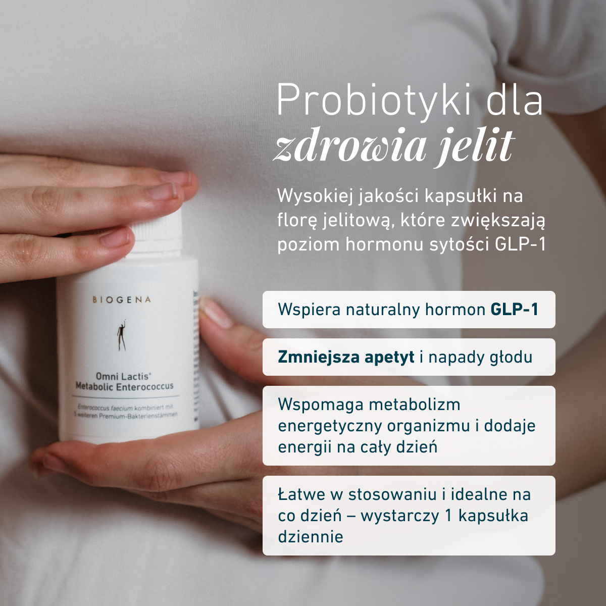 Osoba trzyma opakowanie BIOGENA Omni Lactis Metabolic Enterococcus. Grafika przedstawia probiotyk wspierający mikrobiom jelitowy, naturalny hormon GLP-1, kontrolę apetytu, metabolizm energetyczny oraz wygodne stosowanie 