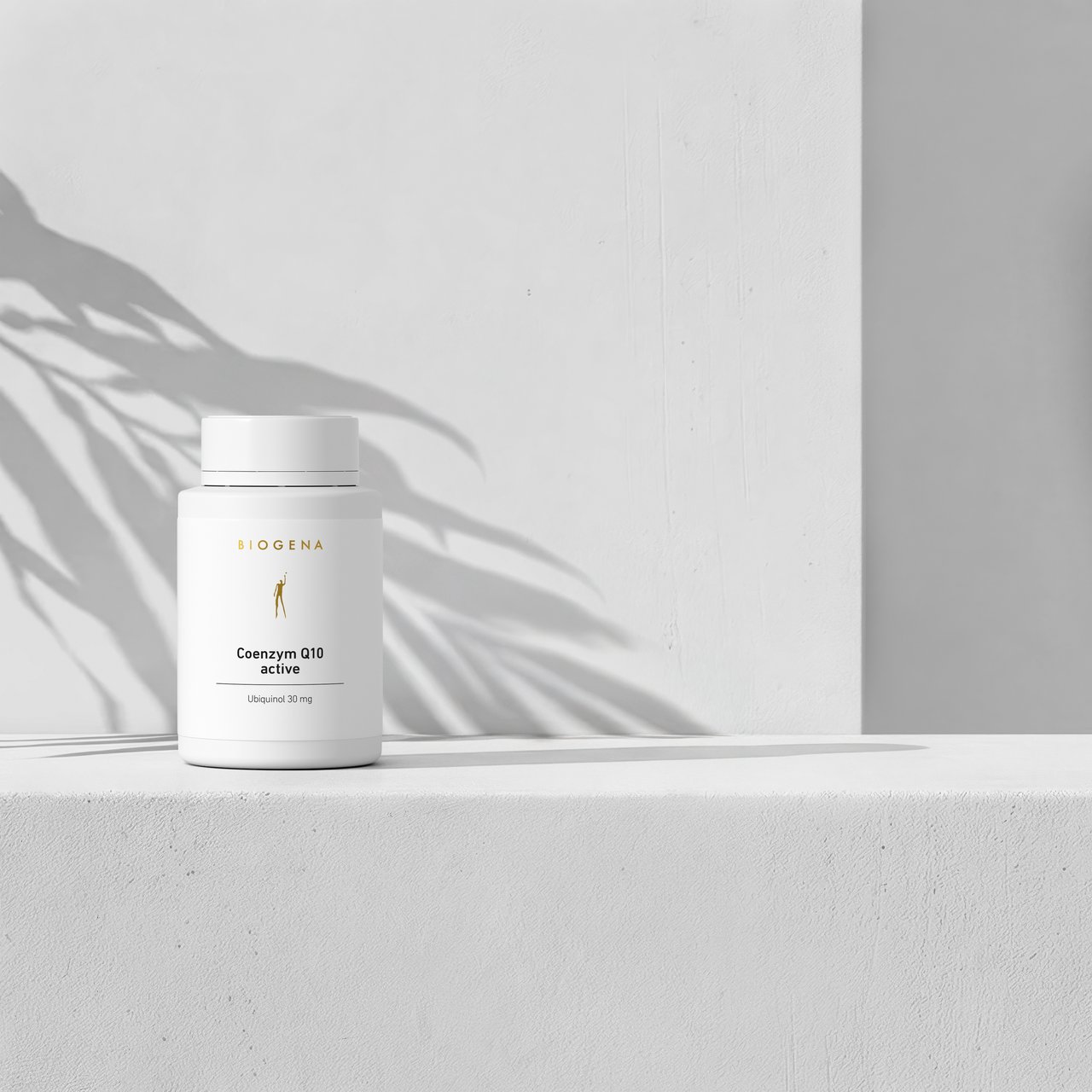 Supliment BIOGENA Coenzima Q10 active într-un flacon alb pe fundal minimalist cu umbre de plante. Formulă premium cu ubiquinol (30 mg).