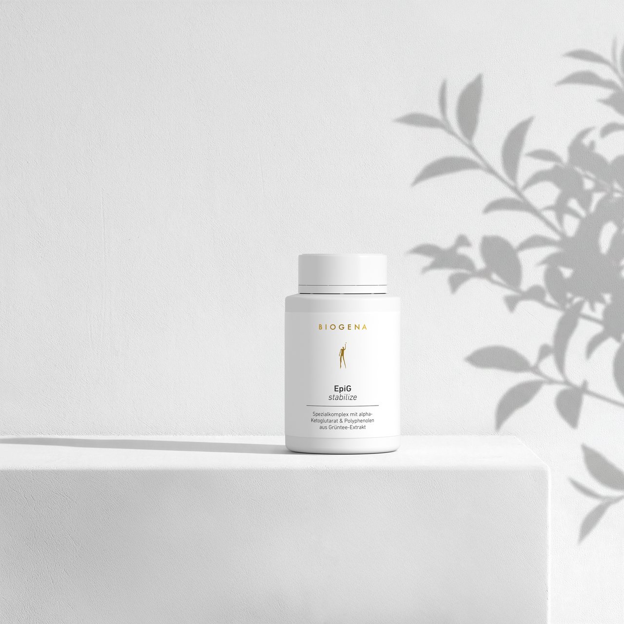Supliment BIOGENA EpiG stabilize într-un flacon alb pe fundal minimalist cu umbre de plante. Formulă premium cu polifenoli din ceai verde și alfa-cetoglutarat.