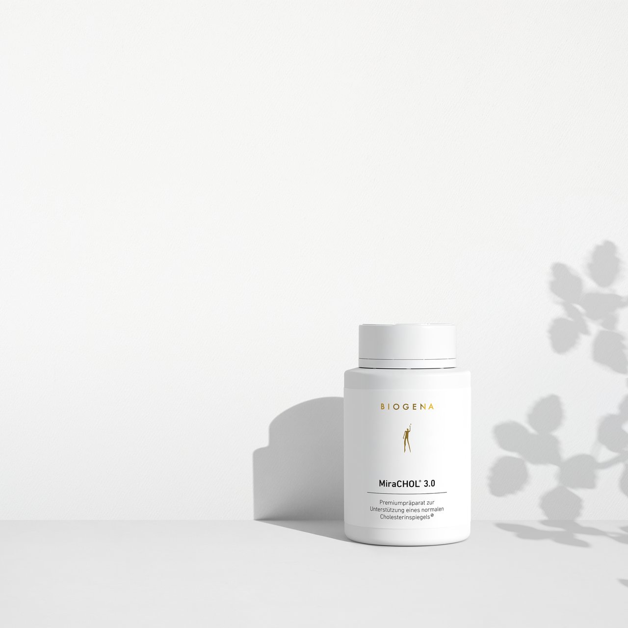 Supliment BIOGENA MiraCHOL 3.0 într-un flacon alb pe fundal minimalist cu umbre fine. Formulă premium concepută pentru a susține niveluri normale de colesterol.