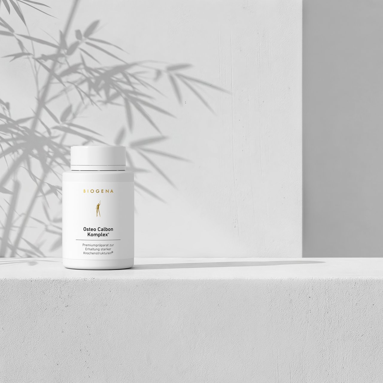 Sticlă de Osteo Calbon Complex® pe un fundal alb minimalist, cu umbre ușoare care creează o atmosferă liniștitoare.