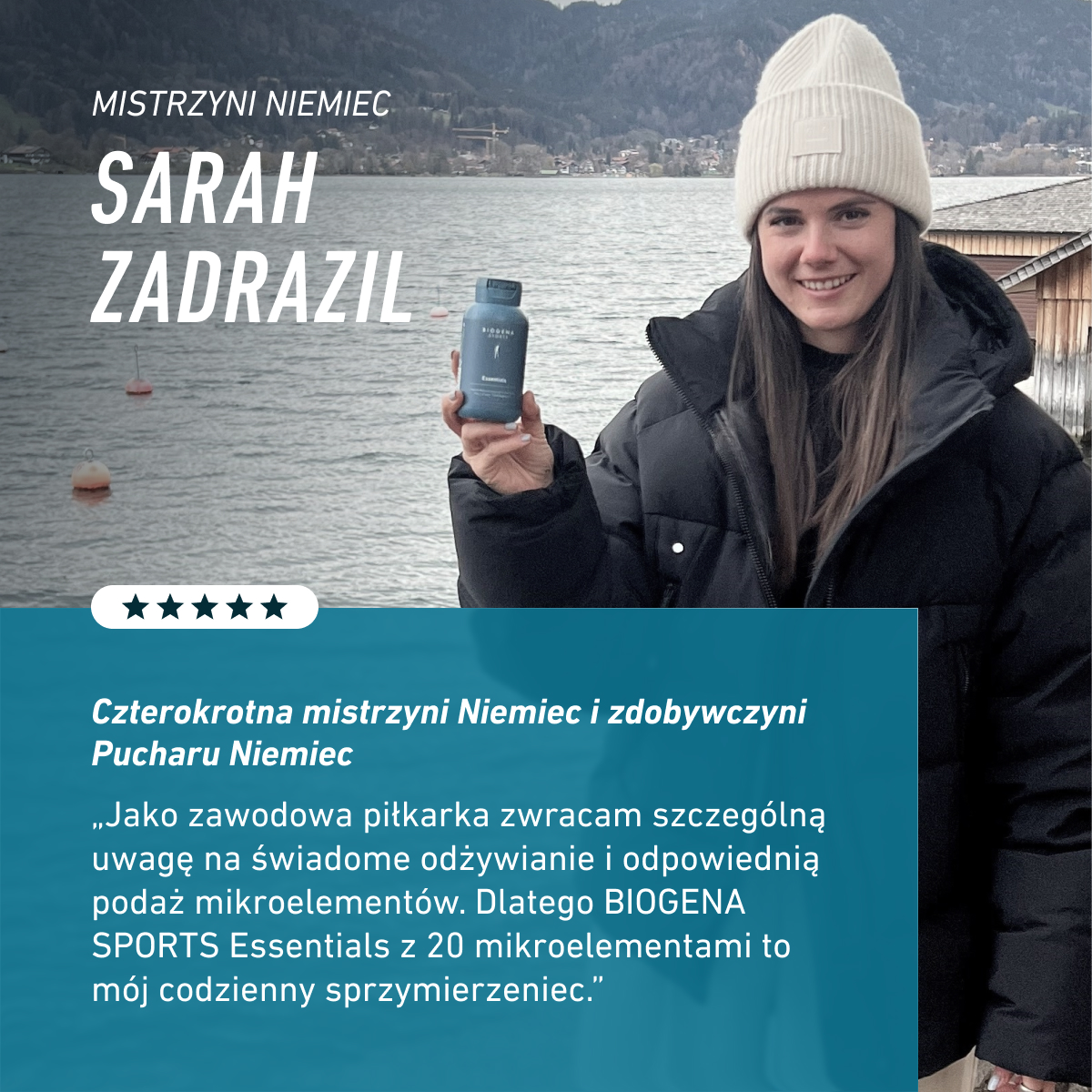 Piłkarka Sarah Zadrazil trzyma Biogena Sports Essentials na tle jeziora i gór. Grafika przedstawia jej rekomendację produktu jako codziennego wsparcia mikroskładnikami dla profesjonalnych sportowców.