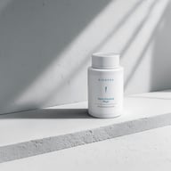 BIOGENA Darm Formula Plus Kunststoffflasche, weiße Ablage, weiße Wand, Schatten