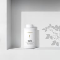 Supliment BIOGENA Best Age Superior într-un flacon alb pe fundal minimalist cu umbre de plante. Formulă premium cu extracte valoroase din plante.