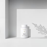 BIOGENA Blutdruck Formula Nahrungsergänzungsmittel in weißer Dose auf minimalistischem Hintergrund mit Pflanzenschatten. Innovativer Spezial-Komplex zur Unterstützung eines normalen Blutdrucks.