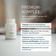 Opakowanie BIOGENA Osteo Calbon Complex trzymane nad dłonią, z kapsułką na dłoni i informacją o ważnych mikroskładnikach dla kości.