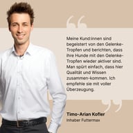 Portrait von Timo-Arian Kofler, Inhaber von Futtermax, in weißem Hemd, lächelnd. Daneben sein Zitat zu den Gelenk-Tropfen von BIOGENA PETS: spürbare Qualität, mehr Aktivität bei Hunden, klare Empfehlung. Beiger Hintergru