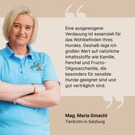 Portrait von Mag. Maria Gmachl, Tierärztin in Salzburg, im türkisfarbenen Poloshirt mit Tierlogo, lächelnd. Daneben Zitat: Gute Verträglichkeit, hochwertige Inhaltsstoffe und eine gern angenommene Form fördern das Wohlbe