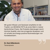 Portrait von Dr. Deni Milenkovic mit Stethoskop in tierärztlicher Praxis. Zitat: Er empfiehlt BIOGENA PETS Tropfen wegen hoher Qualität, guter Akzeptanz und positiver Rückmeldungen von Hundebesitzern. Beiger Hintergrund 