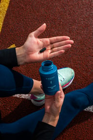 BIOGENA SPORTS Active CoQ10 200 sticlă, mână cu capsulă, pantof, pistă