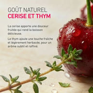 Immagine di ciliegia e timo con testo sul gusto naturale. Una ciliegia ricoperta di gocce d’acqua e timo fresco accompagnano una descrizione della dolcezza fruttata della ciliegia e di una leggera nota erbacea di timo.