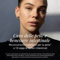 Ritratto di una persona su sfondo scuro. L’immagine evidenzia cura della pelle e microbiota intestinale con micronutrienti rilevanti per la pelle e 10 ceppi di batteri intestinali.