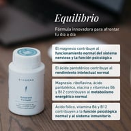 Biała butelka Biogena Antistress Formula® na drewnianym stole, obok otwarta kapsułka, tekst opisujący składniki magnez, kwas pantotenowy, żeń-szeń i witaminy B wspierające nerwy, psychikę i energię.