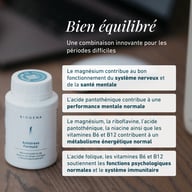 Biała butelka Biogena Antistress Formula® na drewnianym stole, obok otwarta kapsułka, tekst opisujący składniki magnez, kwas pantotenowy, żeń-szeń i witaminy B wspierające nerwy, psychikę i energię.
