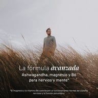 Mężczyzna w jaskini. Roślinna formuła Ashwagandhy z magnezem i witaminą B6 wspiera nerwy i dobre samopoczucie psychiczne.