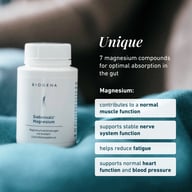Opakowanie BIOGENA Siebensalz Magnesium na niebieskiej tkaninie, z informacjami o 7 związkach magnezu, metabolizmie energetycznym, zmęczeniu, mięśniach, układzie nerwowym i równowadze elektrolitowej.