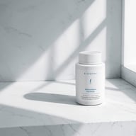 BIOGENA Antioxidans Formula, flacon din plastic alb, suprafață de marmură, lumină, umbre
